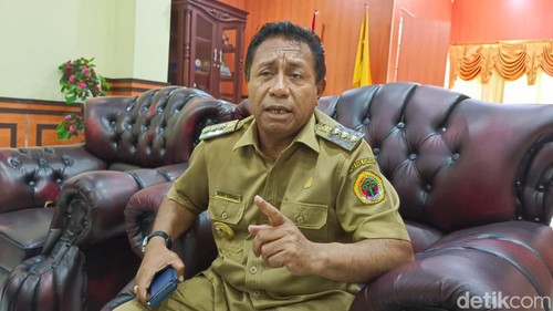 Penjabat Bupati (Pj) Kupang Alexon Lumba ditemui di kantornya, Senin (10/6/2024). (Yufenki Bria/detikBali)