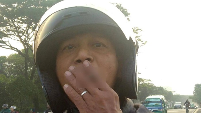 Perokok yang marah-marah karena merokok di atas sepeda motor di Cileunyi, Kabupaten Bandung