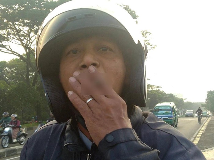 Perokok yang marah-marah karena merokok di atas sepeda motor di Cileunyi, Kabupaten Bandung