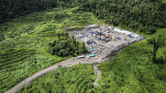 Pertamina Bor Sumur Eksplorasi di Papua Foto udara area pengeboran sumur eksplorasi Buah Merah (BMR)-001, Distrik Klasafet, Kabupaten Sorong, Provinsi Papua Barat Daya, Senin (10/6/2024). Pengeboran sumur eksplorasi Buah Merah (BMR)-001 yang masuk ke dalam wilayah PT Pertamina EP Papua Field bertujuan membuktikan keberadaan sumber daya migas dari wilayah timur Indonesia sehingga dapat berkontribusi dalam memenuhi kebutuhan pasokan migas dalam negeri serta mendukung pencapaian target produksi nasional. ANTARA FOTO/Erlangga Bregas Prakoso/aww/foc.