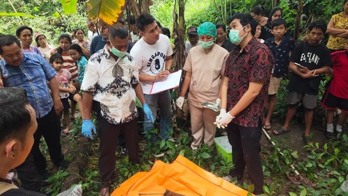 Petugas mengevakuasi kerangka manusia di Desa Gegelang, Kecamatan Manggis, Kabupaten Karangasem, Bali, Selasa (11/6/2024). (Dok. Polres Karangasem)