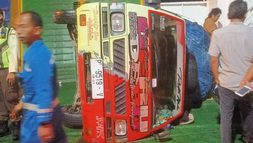 Pikap muat katul terguling di dalam kapal saat menyeberangi Selat Bali pada, Senin malam (10/6/2025).