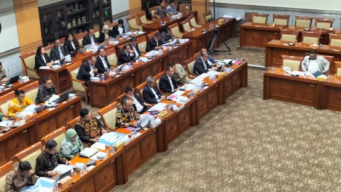 Plt Ketua KPK Nawawi rapat di DPR