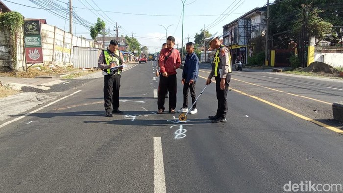 Polisi melakukan olah TKP kecelakaan yang menewaskan pelajar SMK di Pasuruan