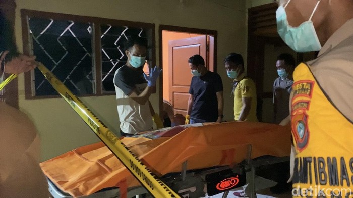 Polisi saat mengevakuasi mayat Rahma di Pangkalpinang.