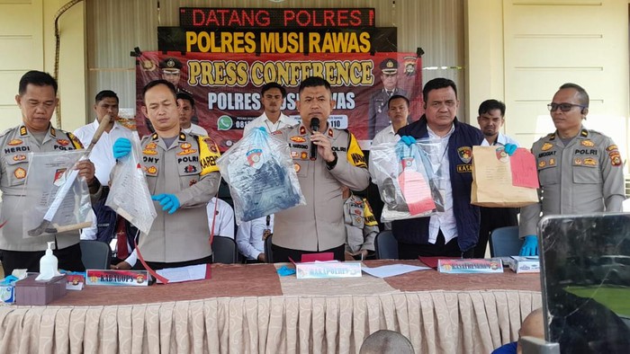 Polisi saat merilis ungkap kasus pembunuhan Nursalam di Musi Rawas.