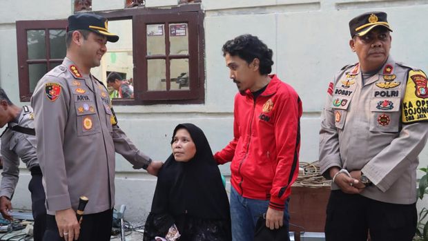 Polres Metro Depok melaksanakan program bedah rumah bagi keluarga purnawirawan Polri yang telah gugur dalam rangka memperingati Hari Bhayangkara ke-78. (dok Istimewa)