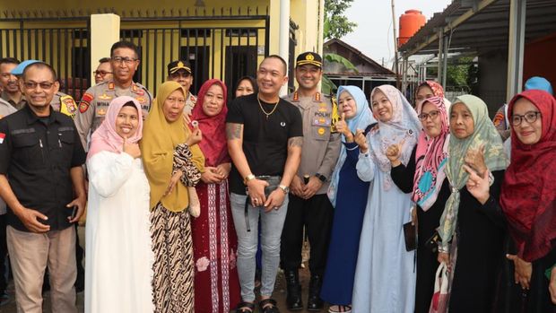 Polres Metro Depok melaksanakan program bedah rumah bagi keluarga purnawirawan Polri yang telah gugur dalam rangka memperingati Hari Bhayangkara ke-78. (dok Istimewa)