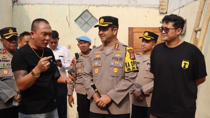 Polres Metro Depok melaksanakan program bedah rumah bagi keluarga purnawirawan Polri yang telah gugur dalam rangka memperingati Hari Bhayangkara ke-78. (dok Istimewa)