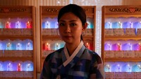 Meskipun merupakan praktik kuno, perdukunan Korea – yang menggunakan nyanyian, tarian, atau ritual trance lainnya yang ditujukan kepada dewa-dewa tertentu, seringkali untuk mendapatkan jawaban atas pertanyaan-pertanyaan spesifik – telah ditekan selama satu abad terakhir. Kediktatoran Korea Selatan pada tahun 1970-an berusaha menghilangkan perdukunan, dengan mengklaim bahwa dukun menipu dunia, sementara beberapa pengkhotbah Kristen menjelek-jelekkan mereka dan para pengikutnya.   