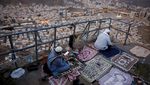 Potret Jemaah Haji Lantunkan Doa di Jabal Nur