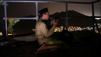 Dari puncak Jabal Nur, jemaah haji beribadah dan melantunkan doa ke arah Kabah. (REUTERS/Saleh Salem)