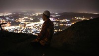 Seorang jemaah haji tampak khusyuk berdoa di Jabal Nur. (REUTERS/Saleh Salem)