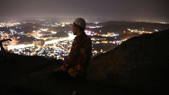 A Muslim pilgrim prays at Mount Al-Noor, where Muslims believe Prophet Mohammad received the first words of the Koran through Gabriel in the Hira cave, ahead of the annual haj pilgrimage, in the holy city of Mecca, Saudi Arabia, June 11, 2024. REUTERS/Saleh Salem