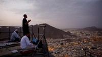 Jemaah haji berdoa di puncak Jabal Nur di Makkah, Arab Saudi, Selasa (11/6/2024). (REUTERS/Mohamad Torokman)