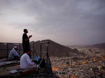 Potret Jemaah Haji Lantunkan Doa di Jabal Nur