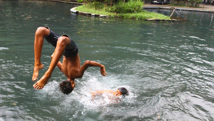 Potret Kolam Mata Air di Tengah Hutan Bambu Kawasan Malang Sejumlah-anak-anak berenang di kolam mata air Wendit Landang, Pakis, Malang, Jawa Timur, Selasa (11/6/2024). Warga setempat membangun dan memanfaatkan kolam mata air yang berada di tengah hutan bambu tersebut untuk wisata desa sehingga dari jumlah kunjungan per hari yakni sekitar 70 hingga 100 orang dapat menyumbang Pendapatan Asli Desa (PADesa), ANTARA FOTO/Ari Bowo Sucipto/foc.