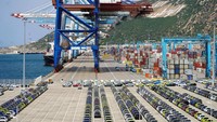 Tahun lalu, pelabuhan ini mempertahankan posisinya sebagai pelabuhan terbesar di Mediterania dengan menangani 8,61 juta unit setara 20 kaki (TEU), naik 13,4% dibandingkan tahun 2022. Pada kuartal pertama tahun ini, tonase naik 14,9% menjadi 33,3 juta metrik ton, sementara pendapatan meningkat 18,3% menjadi $1 miliar, menurut angka resmi.