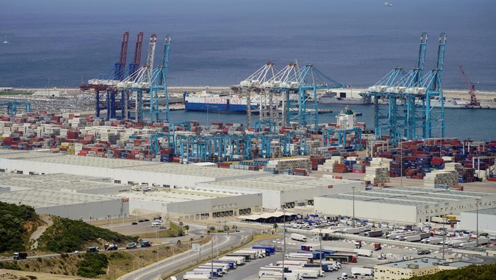 Potret Pelabuhan Tanger Med Maroko, Terbesar di Mediterania A general view of Tanger Med Port, on the Strait of Gibraltar, east of Tangier, Morocco June 6, 2024. REUTERS/Abdelhak Balhaki
