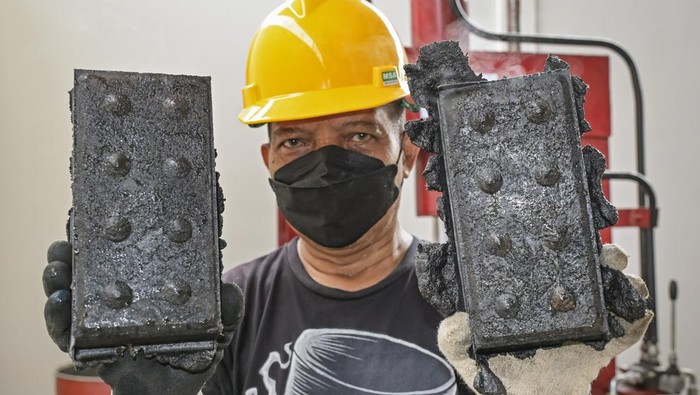 Pekerja mengoperasikan alat untuk pembuatan paving block dari bahan sampah plastik di Tempat Pengolahan Sampah Terpadu (TPST) Sandubaya, Mataram, NTB, Selasa (11/6/2024). Pembuatan paving block dari limbah sampah plastik tersebut selain bermanfaat untuk mengurangi sampah plastik juga diiolah menjadi barang yang memiliki nilai fungsi, estetika serta ekonomi. ANTARA FOTO/Ahmad Subaidi/foc.