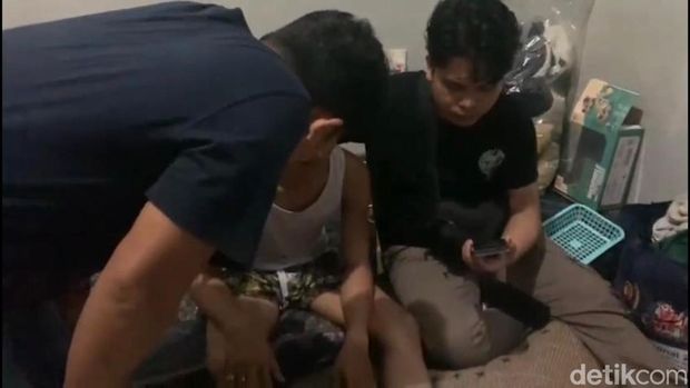 Pria berinisial AP (29) ditangkap karena diduga mengancam dan memeras Ria Ricis Rp 300 juta. Pelaku ditangkap di rumahnya di kawasan Cipayung, Jaktim (dok Ist)