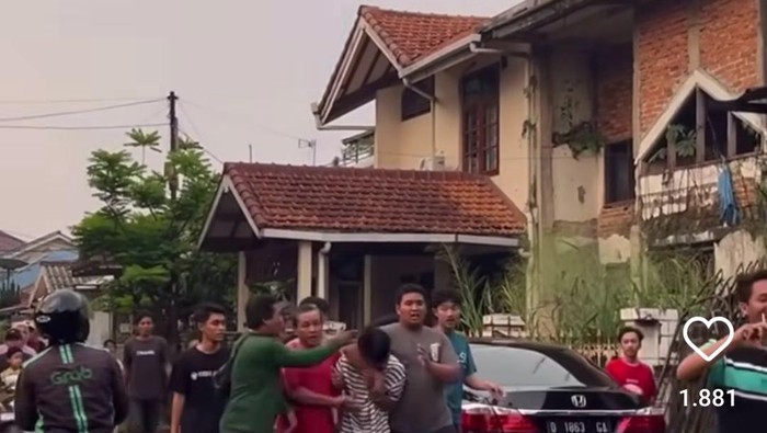 Pria hendak maling motor di Bogor Utara, Bogor, Jabar diarak warga.