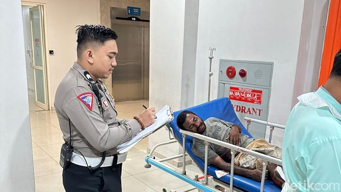 Pria ODGJ di Makassar ditabrak mobil pembawa ayam. Dokumen Istimewa