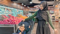 Momen belanja bulanan bersama sang anak kembali dibagikan. Saat itu, Ricis berada di sebuah supermarket dan tampak berada di dekat rak buah. Foto: Instagram @riaricis1795