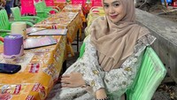 Wanita yang akrab disapa Ricis ini juga kerap memamerkan momen kulinernya. Seperti momennya makan di sebuah warung pinggir pantai berikut ini. Foto: Instagram @riaricis1795