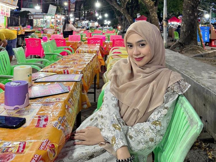 Momen Ria Ricis Saat Masak Jumbo hingga Makan Bareng Farida Nurhan