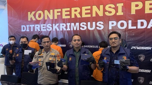 Ditreskrimsus Polda Bali menangkap lima tersangka penipuan penjualan HP online saat konferensi pers di Polda Bali, Selasa (11/5/2024).