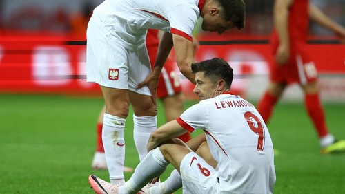 Soccer Football - International Friendly - Poland v Turkey - National Stadium, Warsaw, Poland - June 10, 2024 Polands Robert Lewandowski is consoled by Jan Bednarek after sustaining an injury REUTERS/Kacper Pempel