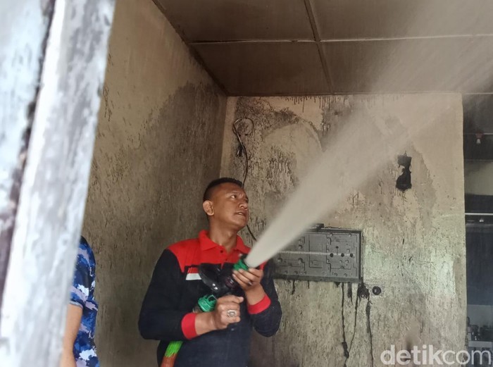 Sebuah rumah di Palembang mengalami kebakaran pada Selasa (11/6/2024) siang. Diduga, munculnya api karena adanya korsleting listrik.