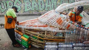 Sampan dari Sampah Botol Plastik ala Petugas UPS Badan Air