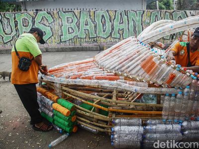 Sampan dari Sampah Botol Plastik ala Petugas UPS Badan Air