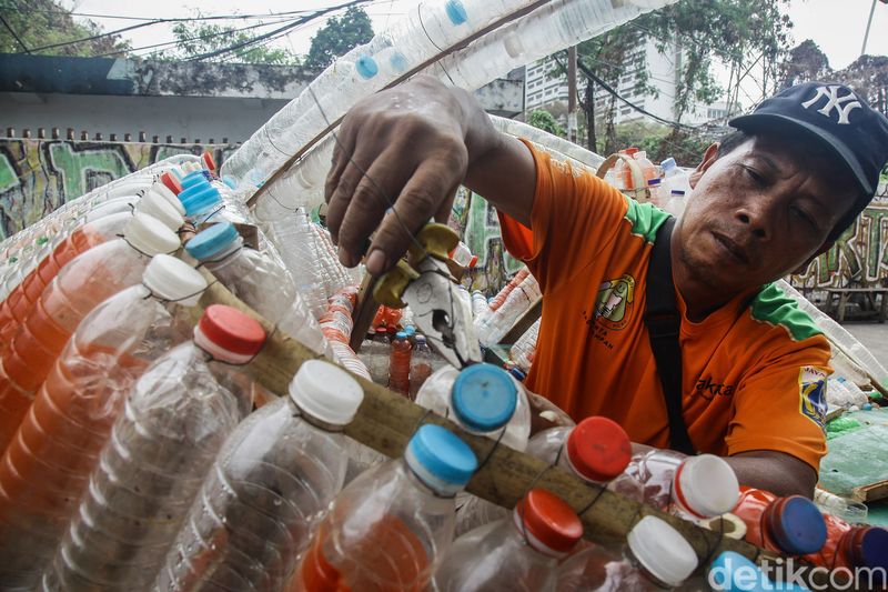 Sampan dari Sampah Botol Plastik ala Petugas UPS Badan Air