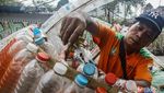 Sampan dari Sampah Botol Plastik ala Petugas UPS Badan Air