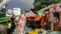 Untuk membuatnya para petugas hanya menggunakan peralatan sederhana seperti bambu hingga kawat.