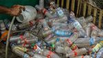 Sampan dari Sampah Botol Plastik ala Petugas UPS Badan Air