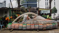 Petugas dari Unit Penanganan Sampah Badan Air (UPS BA) Dinas Lingkungan Hidup Jakarta Kecamatan Senen menyelesaikan pembuatan sampan dari limbah botol plastik di Jl Habib Ali Kwitang, Kwitang, Senen, Jakarta Pusat, Selasa (11/6/2024).