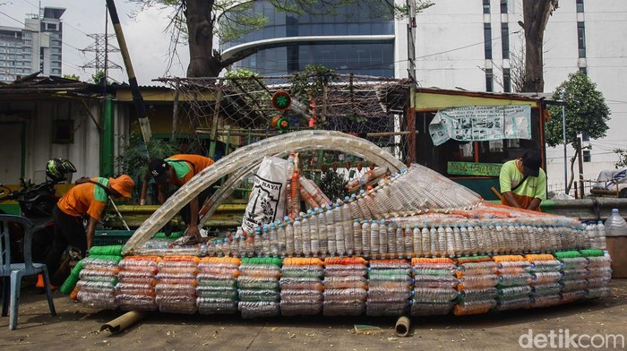 Sampan dari Sampah Botol Plastik ala Petugas UPS Badan Air Sampan dari Sampah Botol Plastik ala Petugas UPS Badan Air
