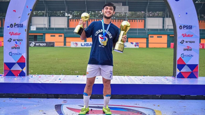 Sehab bersama trofi pemain terbaik dan juara Liga 3 Nasional