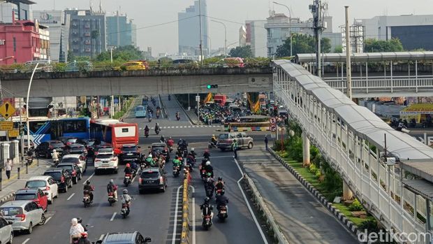 Sejumlah kendaraan kembali melanggar aturan lalu lintas dengan menerobos jalur TransJakarta (TransJ) atau busway di Jalan Matraman Raya, Jaktim. (Rachma Rachel/detikcom)