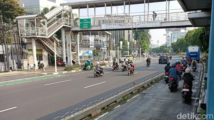 Sejumlah kendaraan kembali melanggar aturan lalu lintas dengan menerobos jalur TransJakarta (TransJ) atau busway di Jalan Matraman Raya, Jaktim. (Rachma Rachel/detikcom)