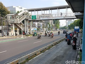 Tuman! Tak Ada Razia, Puluhan Kendaraan Terobos Busway di Matraman