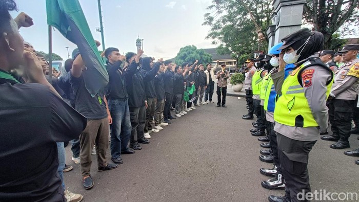 Sejumlah masa dari HMI Purwokerto menggelar aksi menolak kebijaka Tapera di kompleks Alun-alun Purwokerto, Kabupaten Banyumas, Selasa (11/6/2024).