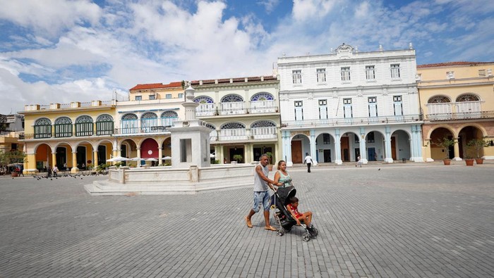 Sepi Sunyi Wisata Kuba Tourists walk in Havana, Cuba, June 8, 2024. REUTERS/Yander Zamora