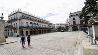 Wisatawan berjalan di Havana, Kuba, 8 Juni 2024. Kuba merayu orang-orang Rusia dan Tiongkok dalam upaya menghidupkan kembali sektor pariwisata yang sedang lesu.