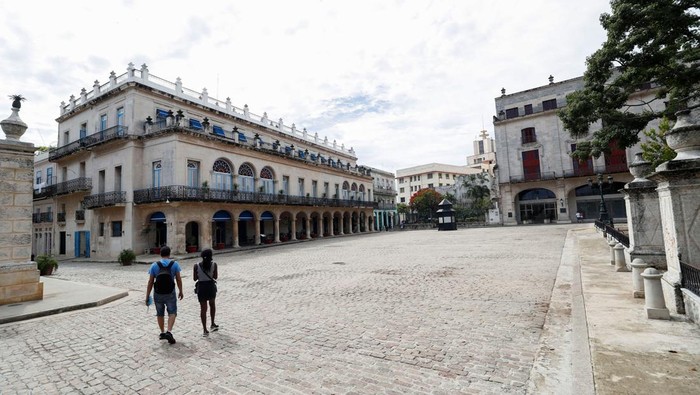Sepi Sunyi Wisata Kuba Tourists walk in Havana, Cuba, June 8, 2024. REUTERS/Yander Zamora