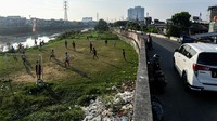 Mereka memanfaatkan area itu karena minimnya lahan bermain. 
